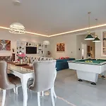 Mit Privatem Pool, Eigener Crossfit-halle, Billard *